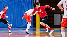 Momentka ze zápasu futsalist Helasu Brno (v erveném David Cupák) a Slavie...