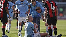 Zran�ný Erling Haaland z Manchesteru City sedí na trávníku b�hem zápasu...