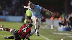 Erling Haaland z Manchesteru City v souboji s Lewisem Cookem z Bournemouthu v...