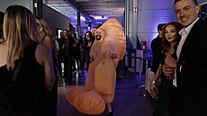 Penis. Je dost mo�né, �e uprost�ed v�í nahoty osv�d�ili nejv�t�í kurá� anebo...