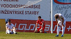 Fotbalisté MFK Vy�kov smutní po inkasované brance od rezervy Baníku Ostrava.