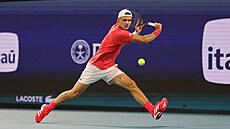 Jakub Men�ík dobíhá k mí�i ve finále turnaje v Miami.