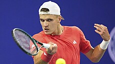 Jakub Men�ík hraje forhend ve finále turnaje v Miami.