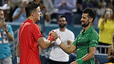 Jakub Men�ík (vlevo) p�ijímá gratulace od Novaka Djokovi�e po finále v Miami.