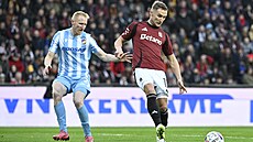 Václav Jemelka brání akci sparanského útoníka Jana Kuchty.