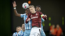 Spar�anský kapitán Filip Panák v hlavi�kovém souboji s plze�ským obráncem...