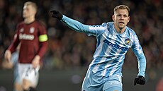 Matj Vydra zaizuje Plzni na Spart dvougólové vedení.