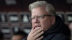 Trenér Sparty Lars Friis pozoruje utkání s Plzní.