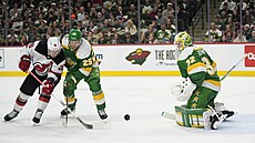 Branká� Filip Gustavsson a obránce Jonas Brodin hlídají dotírajícího Ond�eje...