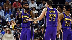 LeBron James a Luka Don�i� gestikulují.