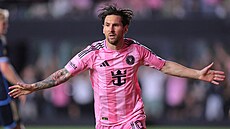 Lionel Messi slaví branku proti Philadelphii.