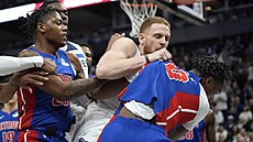 Donte DiVincenzo a Ronald Holland se postrkují pod ko�em.