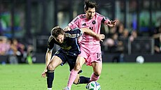 Lionel Messi si pokrývá míč před Indianou Vassilevem.