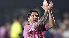 Lionel Messi tleská divákům.