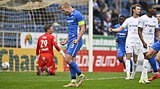 Liberecký kapitán Jan Mikula slaví branku proti Slovácu.