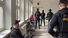 Policejní eskorta p�ivedla dva obvin�né mu�e ze sobotní rva�ky k pardubickému...