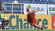 Branká� Milan He�a ze Slovácka dostává gól od soupe�� z Liberce.