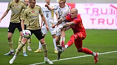Branká eských Budjovic Martin Janáek peruuje akci soupe z Hradce...