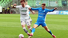 Karvinský útoník Filip Vecheta se snaí uniknout mladoboleslavskému Vojtchu...
