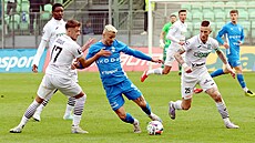 Zálo�ník Karviné Samuel �igut se sna�í zastavit Dominika Kostku z Mladé...