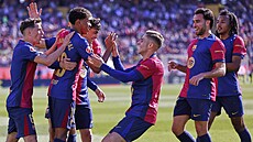 Fotbalisté Barcelony slaví gól, který do vlastní branky trefil obránce Girony...