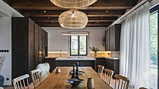 Tmavé d�evo na strop� konstrastuje se sv�tlou podlahou.