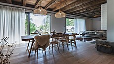 Tmavé d�evo na strop� konstrastuje se sv�tlou podlahou.