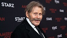 Bruce Glover na premié�e druhé �ady seriálu Ameri�tí bohové (5. b�ezna 2019)