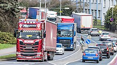 Kolony aut na pr�tahu Náchodem v Pra�ské ulici (31. b�ezna 2025)