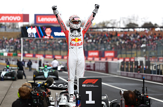 Max Verstappen slaví triumf ve Velké cen� Japonska.