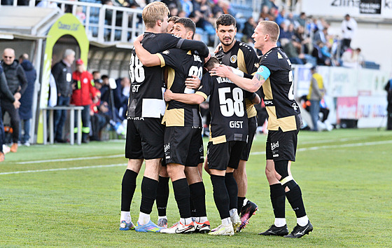 Fotbalisté Hradce oslavují gól na hiti Slovácka.