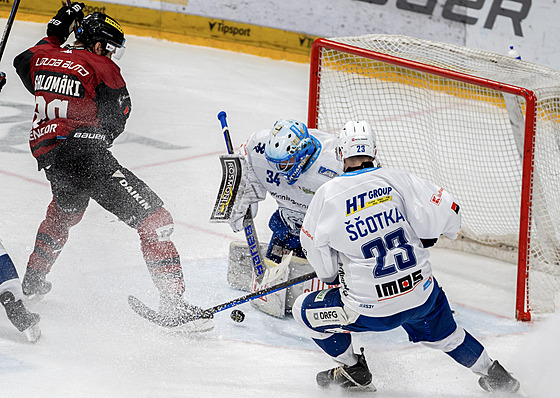 Spar�anský úto�ník Miikka Salomäki p�ed brankou Komety Brno.