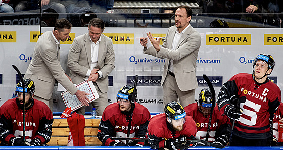 Napjatá st�ída�ka Sparty, gestikuluje kou� Pavel Gross.