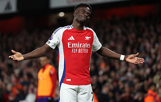 JSEM ZP�T. Bukayo Saka z Arsenalu oslavuje sv�j gól proti Fulhamu.