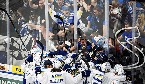 Hokejisté Komety Brno křepčí po výhře v pátém semifinále na ledě Sparty.