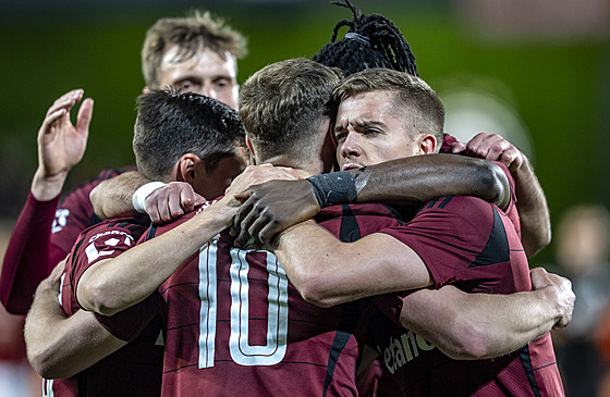 Gólová radost spar�anských fotbalist� v pohárovém souboji s Teplicemi.