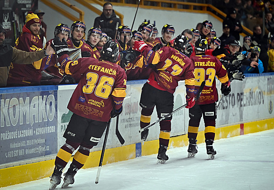 Jihlav�tí hokejisté se radují z gólu proti Zlínu.