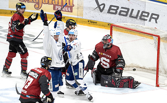 Luká� Cinge� a Jakub Flek slaví t�etí gól Komety Brno v prvním semifinále se...