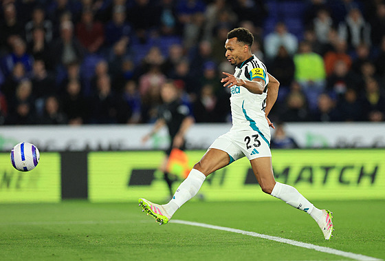 Jacob Murphy z Newcastlu United dává svj druhý gól v zápase s Leicesterem.