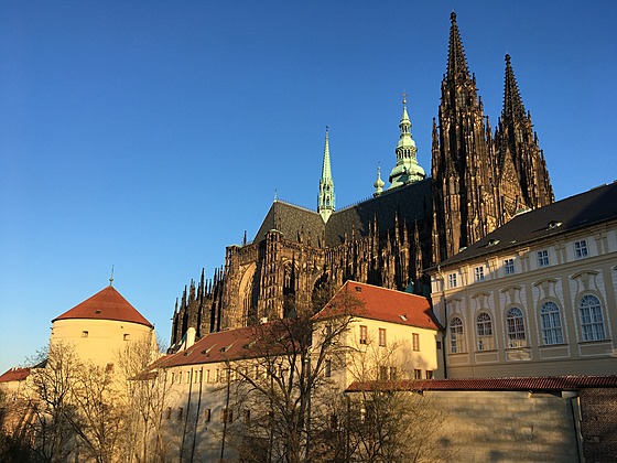 Pohled na Chrám svatého Víta z ulice U Praného Mostu. V popedí je Císaská...