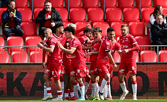 Hrái Pardubic slaví trefu Vojtcha Patráka proti Bohemians.