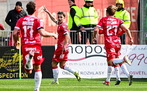 Vojt�ch Patrák z Pardubic (uprost�ed) slaví se spoluhrá�i trefu proti Bohemians.