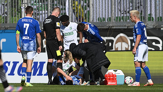 Zran�ný Filip Slaví�ek z Olomouce v utkání s Karvinou.