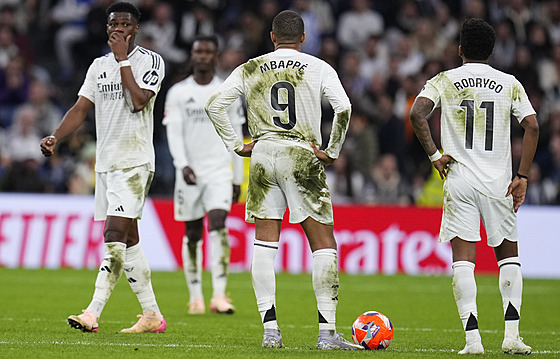 Hrá�i Realu Madrid smutní po porá�ce s Valencií.