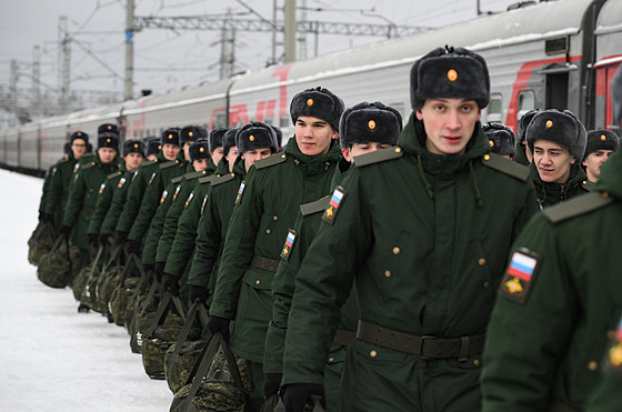 Rutí branci povolaní k vojenské slub se adí ped odjezdem do posádek na...