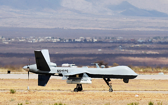 Dron na letitní ploe v Douglasu na jiní hranici USA s Mexikem. (3. dubna...