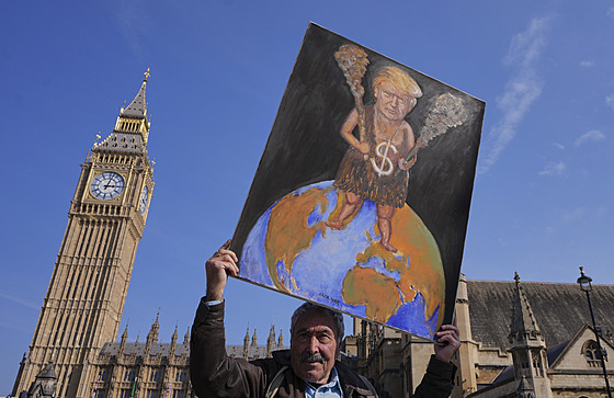 Um�lec Kaya Mar p�ed Westminsterským palácem ukazuje své poslední dílo...