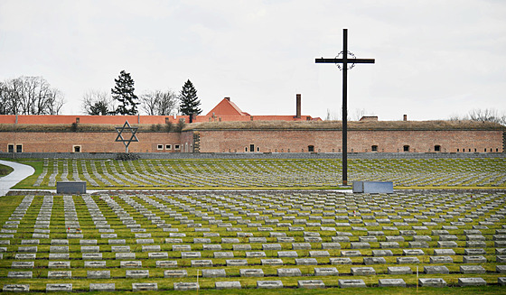 Národní h�bitov v Terezín�. V pozadí Malá pevnost. (duben 2025)