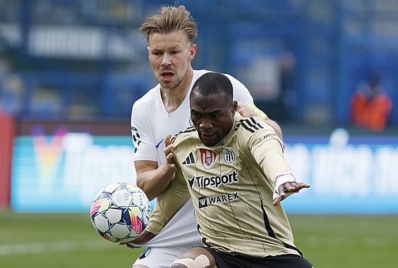 Liberecký stoper Dominik Plechatý brání Quadriho Adedirana z �eských Bud�jovic.