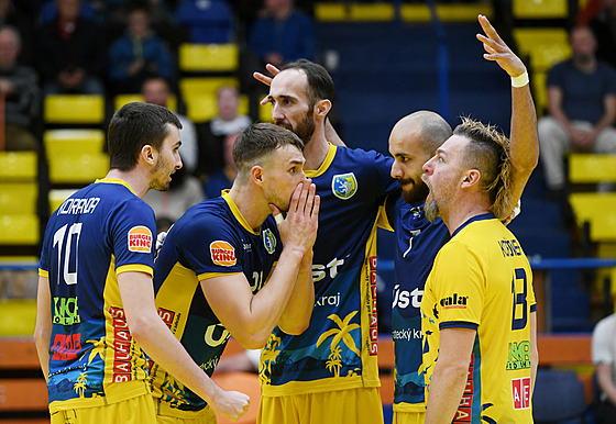 Ústetí volejbalisté slaví výhru v barái o extraligu.